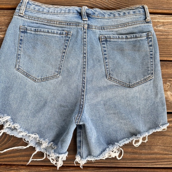 Wild Fable women’s high rise distressed jean shorts size 6 - Picture 4 of 9